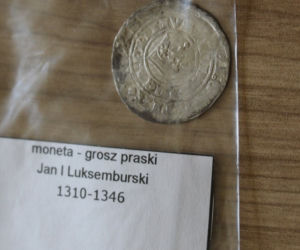 Poszukiwacz skarbów chciał sprzedać XIV-wieczne monety w internecie!