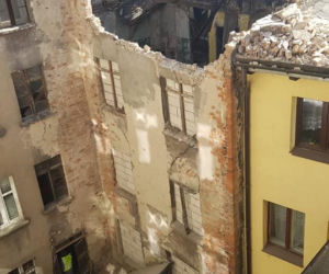 Katastrofa budowlana w centrum Torunia! Zawalił się dach kamienicy