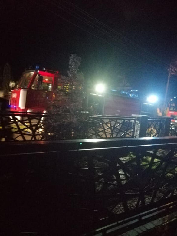 Dwa auta i laweta w ogniu! Na miejscu aż 5 zastępów straży pożarnej