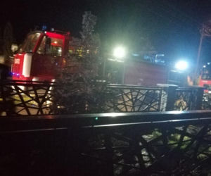 Dwa auta i laweta w ogniu! Na miejscu aż 5 zastępów straży pożarnej