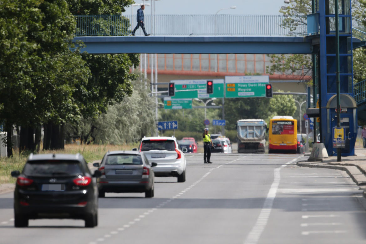 Policjanci kryją się za windą