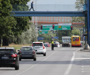 Policjanci kryją się za windą