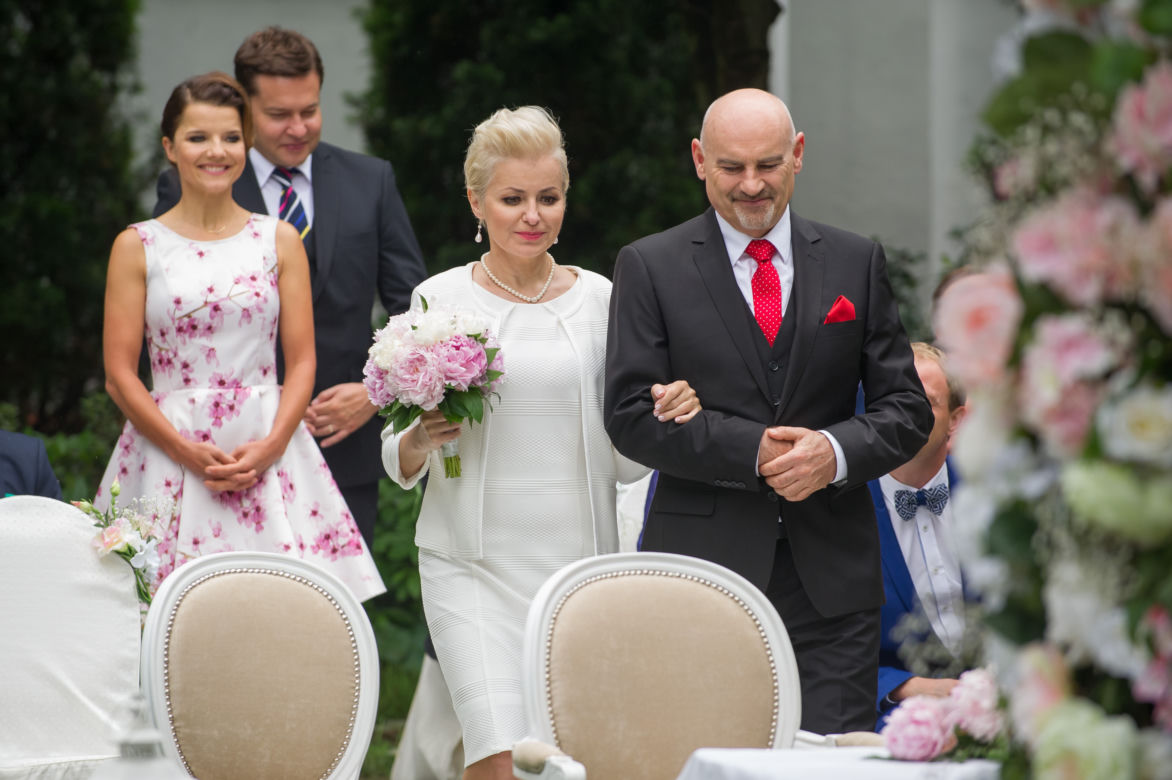 Na Wspólnej odc. 2347. Roman (Waldemar Obłoza), Honorata (Aleksandra Konieczna), Marta (Joanna Jabłczyńska), Michał (Robert Kudelski)