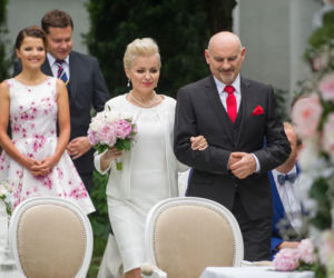 Na Wspólnej odc. 2347. Roman (Waldemar Obłoza), Honorata (Aleksandra Konieczna), Marta (Joanna Jabłczyńska), Michał (Robert Kudelski)