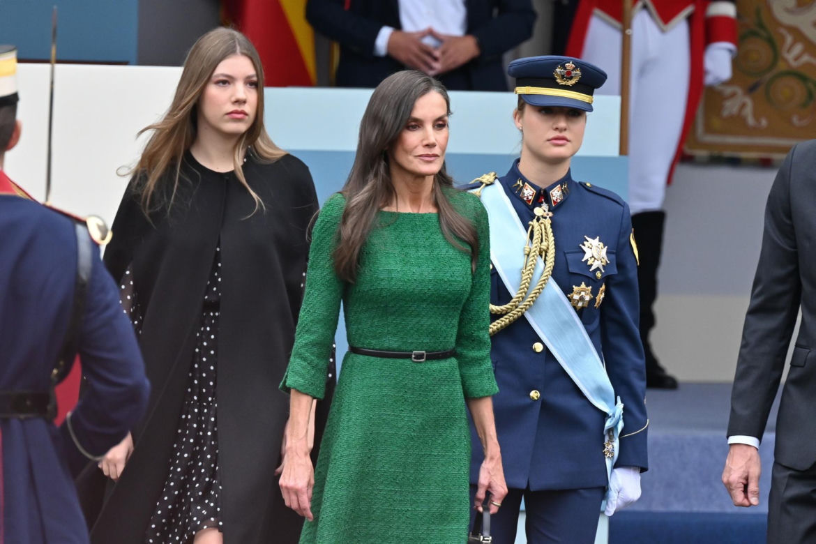Królowa runęła na ziemię na oczach tłumu! Wszystko się nagrało