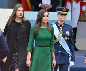 Królowa runęła na ziemię na oczach tłumu! Wszystko się nagrało