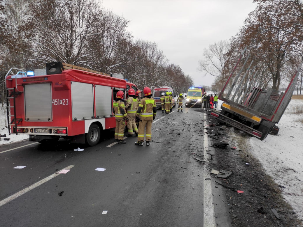 Makabryczny wypadek pod Żarami! Trzy osoby, w tym dziecko, zginęły w zderzeniu z tirem [ZDJĘCIA