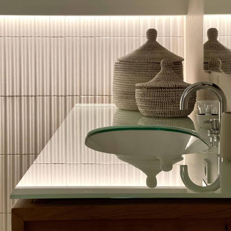 Elegancka łazienka niczym salon kąpielowy. Tutaj poczujesz się jak w SPA