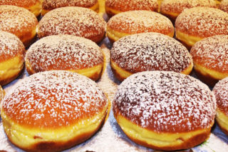 Nietypowa kradzież w Przemyślu: Nastolatki połakomiły się na... pączki