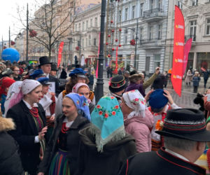 Polonez dla Łodzi. Taneczny korowód maturzystów przeszedł ulicą Piotrkowską