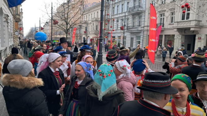 Polonez dla Łodzi. Taneczny korowód maturzystów przeszedł ulicą Piotrkowską