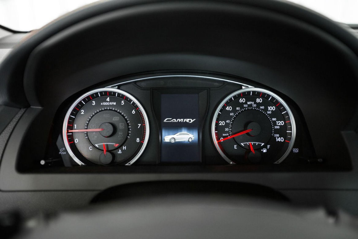 Toyota Camry 2015 w nowym odważnym stylu