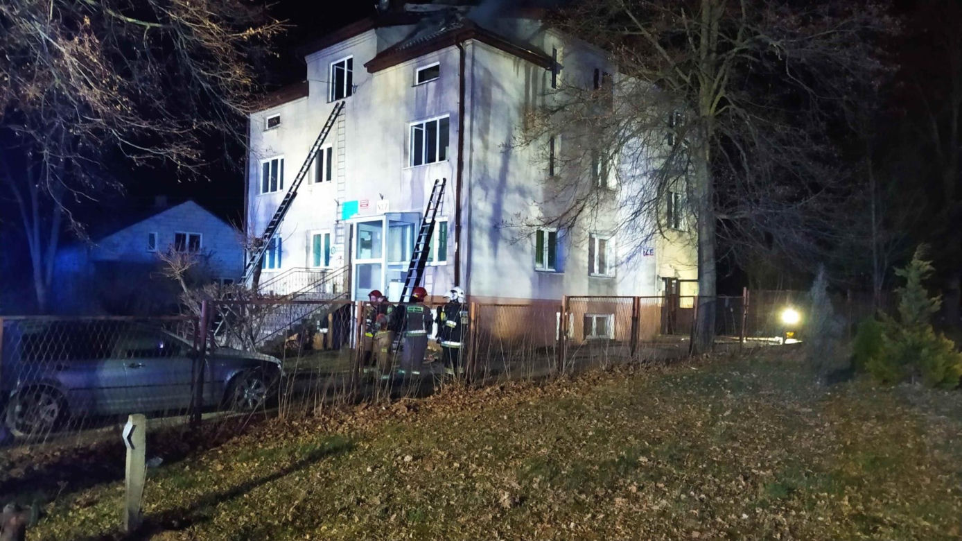 Pożar wybuchł w nocy. Ogień i dym odcięły drogę ucieczki czteroosobowej rodzinie