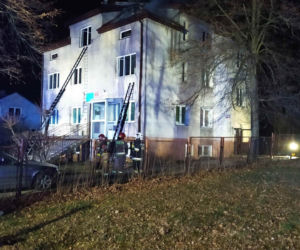 Pożar wybuchł w nocy. Ogień i dym odcięły drogę ucieczki czteroosobowej rodzinie