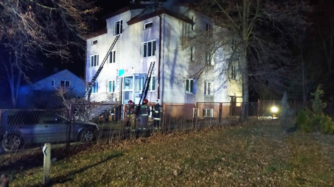 Pożar wybuchł w nocy. Ogień i dym odcięły drogę ucieczki czteroosobowej rodzinie