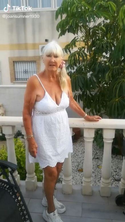 Ma 92 lata i chętnie pokazuje ciało.Joan Woodhouse uwielbia nosić bikini i krótkie sukienki