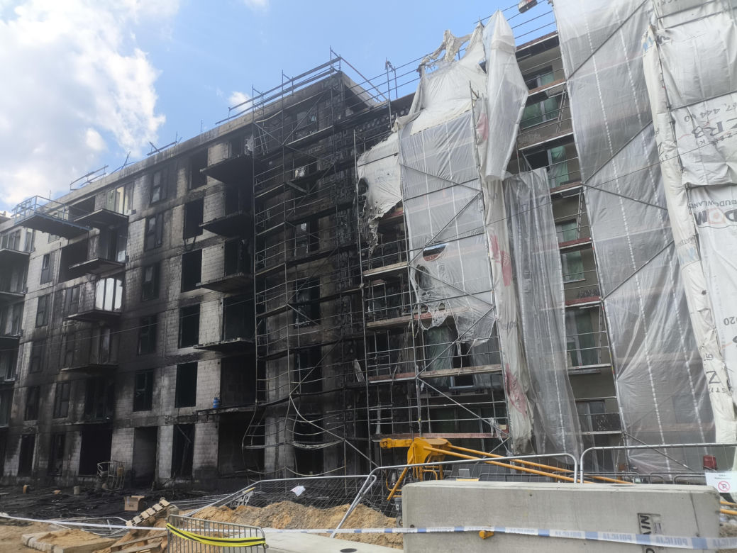 Tak wygląda plac budowy po gigantycznym pożarze w Warszawie. Mieszkańcy w szoku: „szkoda tych ludzi”