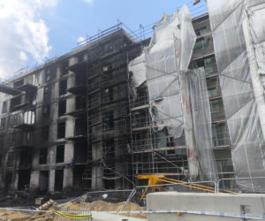 Tak wygląda plac budowy po gigantycznym pożarze w Warszawie. Mieszkańcy w szoku: „szkoda tych ludzi”