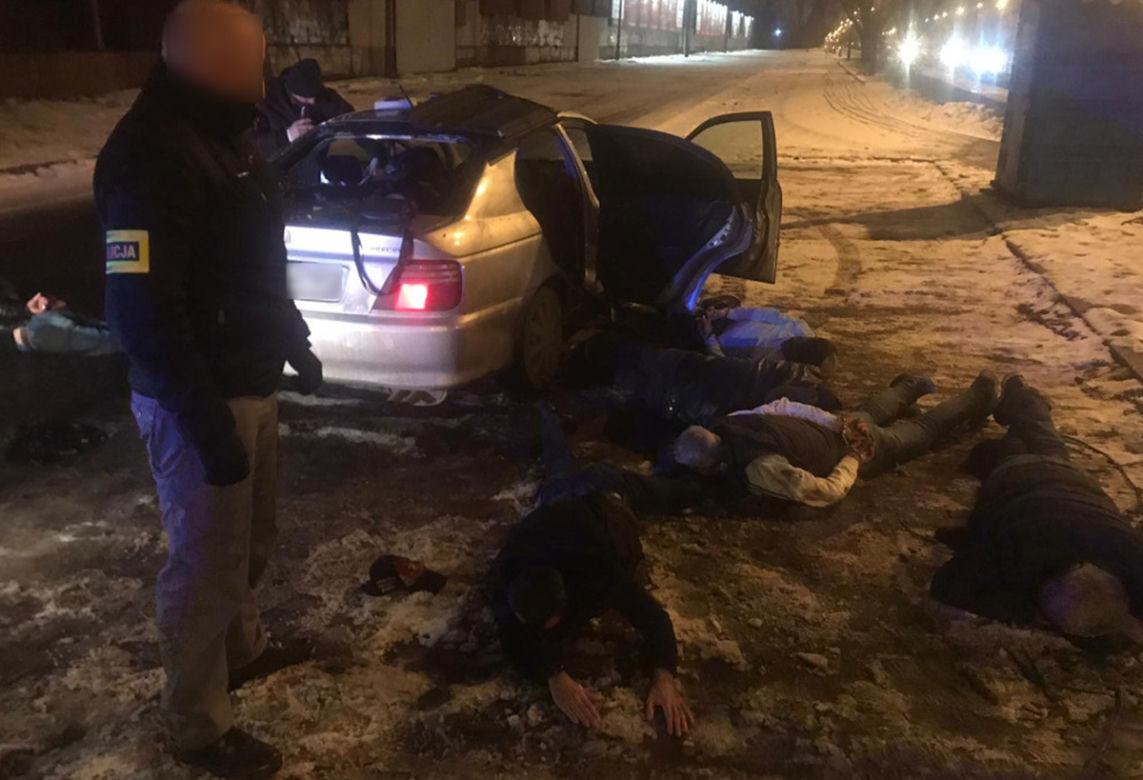 Kradli z samochodów damskie torebki