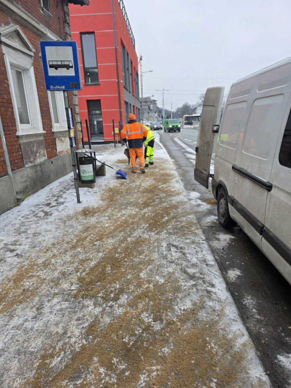 Szklanka na drogach i chodnikach. Bydgoszcz i region sparaliżowane przez marznący deszcz!
