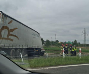 Ciężarówka blokuje przejazd obwodnicą Wąchocka