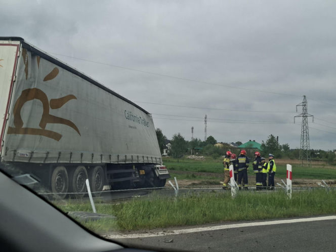Ciężarówka blokuje przejazd obwodnicą Wąchocka