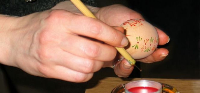 Pisanki z woskiem - jak zrobić? Proste sposoby, handmade na Wielkanoc 