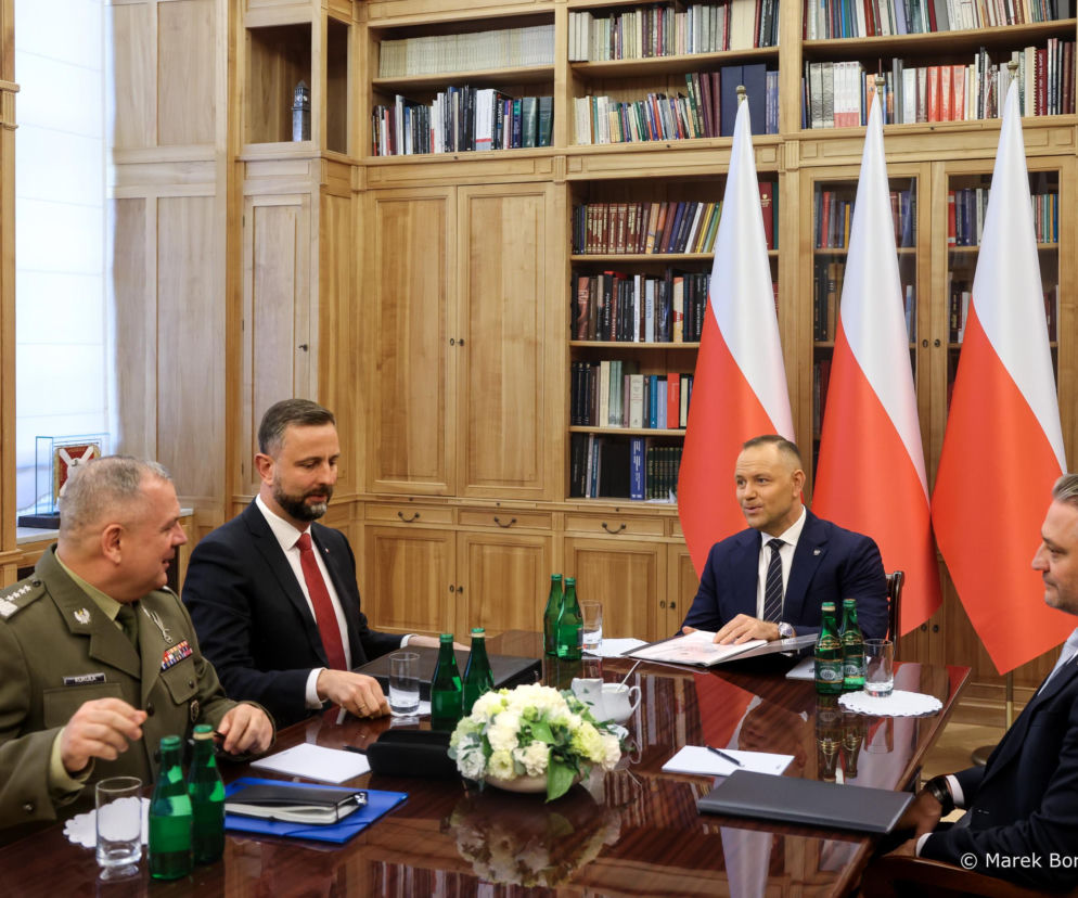 Generał Wiesław Kukuła i urzędnicy przy stole w gabinecie. O jego nowej kadencji przeczytasz na SE Portal Obronny.