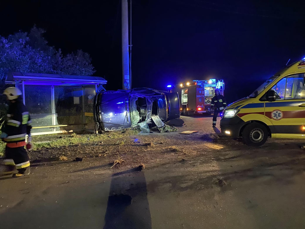 Pijany w bmw roztrzaskał się o słup i przystanek! Drogowa demolka pod Piasecznem