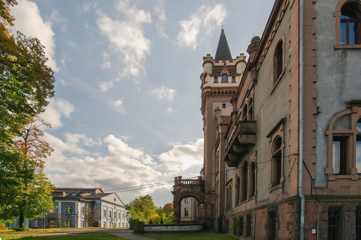 To największe miasto Zagłębia Dąbrowskiego. Czaruje pięknymi pałacami, ale też dworem i zamkiem!