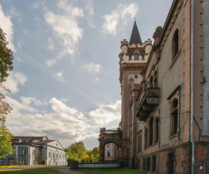 To największe miasto Zagłębia Dąbrowskiego. Czaruje pięknymi pałacami, ale też dworem i zamkiem!
