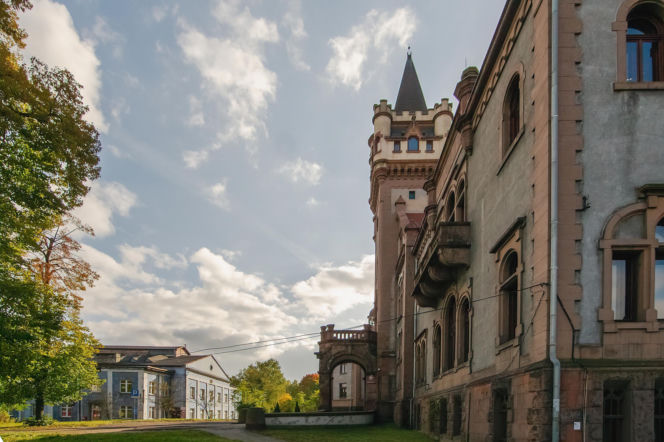 To największe miasto Zagłębia Dąbrowskiego. Czaruje pięknymi pałacami, ale też dworem i zamkiem!