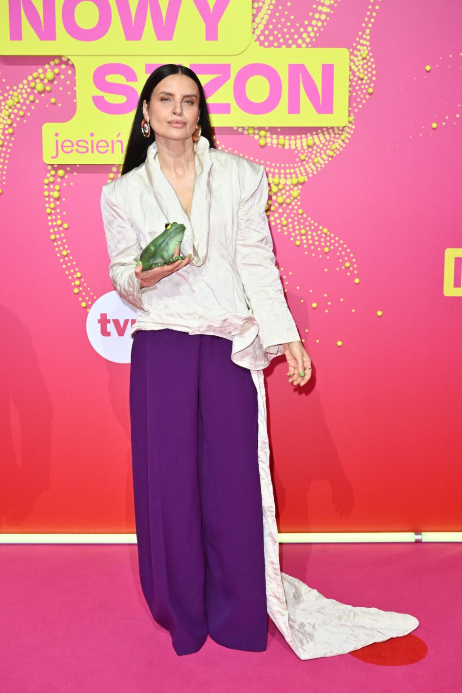Piękna i żaba? Nie, to Joanna Horodyńska całująca... FIGURKĘ!