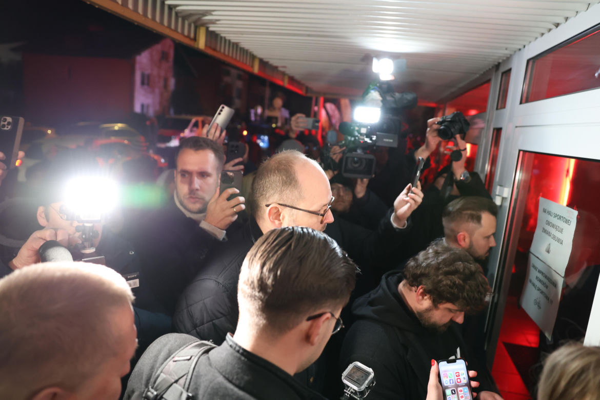 Awantura przed halą sportową w Końskich. Wezwano policję 