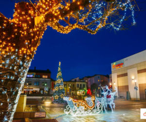 Bełchatów: Miasto rozbłysło tysiącem światełek! Bożonarodzeniowe iluminacje robią wrażenie 