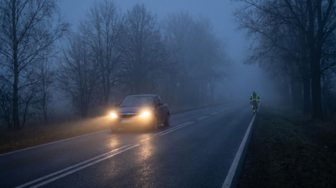 Jesienne wyposażenie samochodu. Te przedmioty uchronią cię przed awarią i mrozem