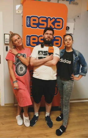Katarzyna Wójciak (po prawej), organizatorka festiwalu w siedzibie Radia ESKA Lublin