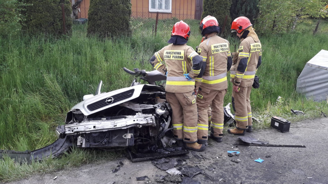 Koszmarny wypadek w Łososinie Dolnej. Strażacy rozcinali zmasakrowanego opla
