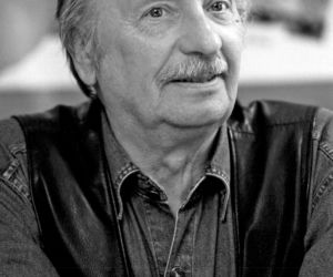 Wojciech Pokora odzywa się z zaświatów i siada z żoną w fotelu