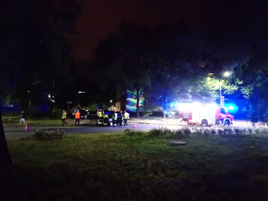 Kraków: Samochód stoczył się ze wzniesienia i... uderzył w autobus