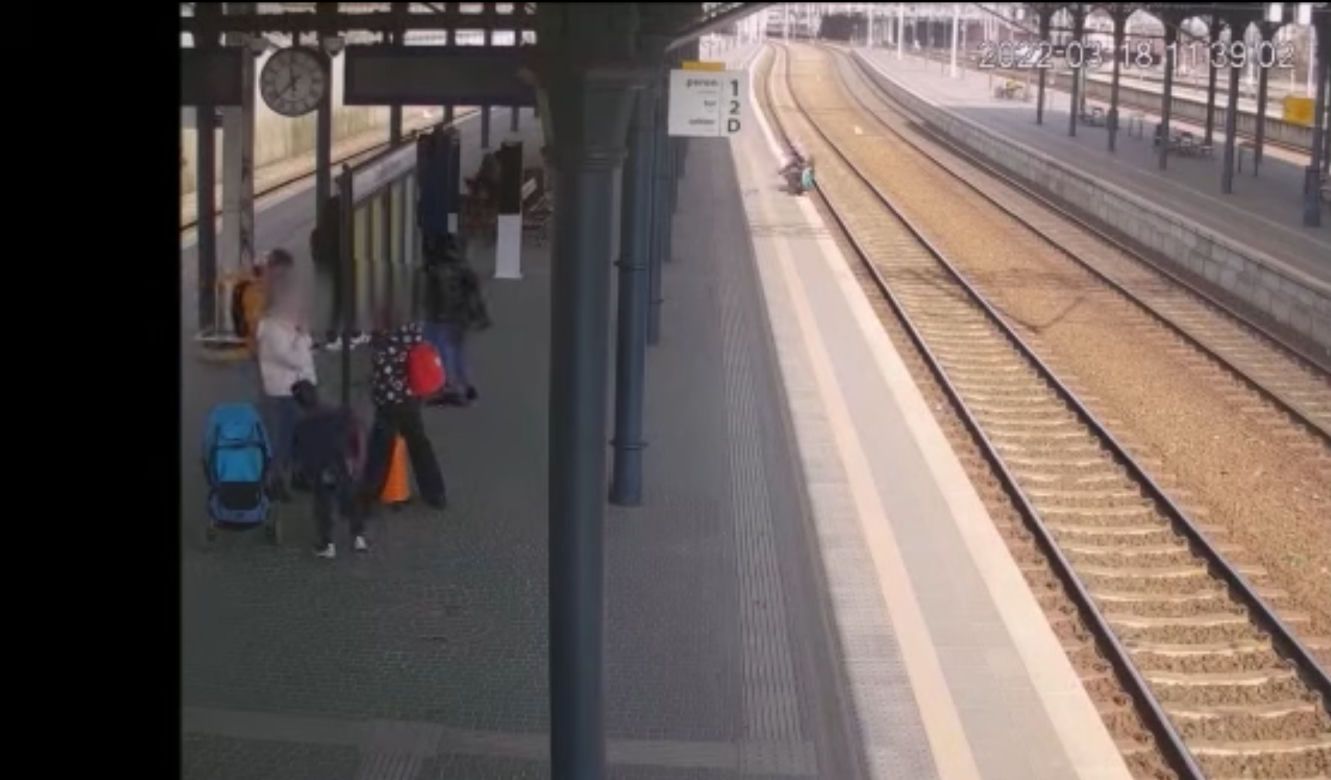 Groza na gdańskim dworcu! Spadł na torowisko, mógł skończyć tragicznie. Jest nagranie