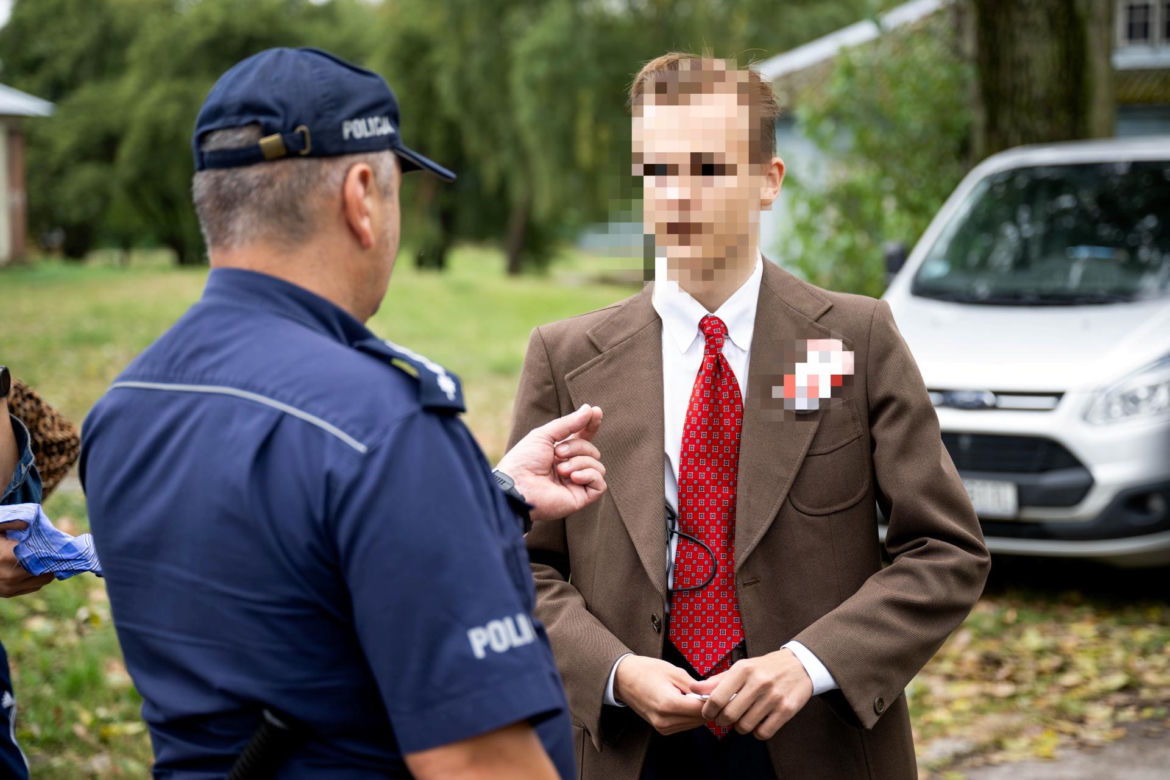 Chaos na Osiedlu Przyjaźń. Policja zatrzymała mieszkańca domku. „Wyciągnęli go siłą”