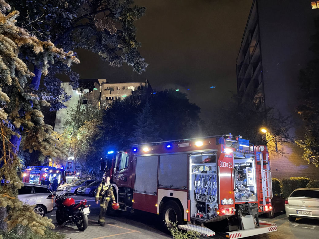 Pożar w bloku na Powiślu. Mieszkańcy uciekali na dach. Ogień odciął im drogę 
