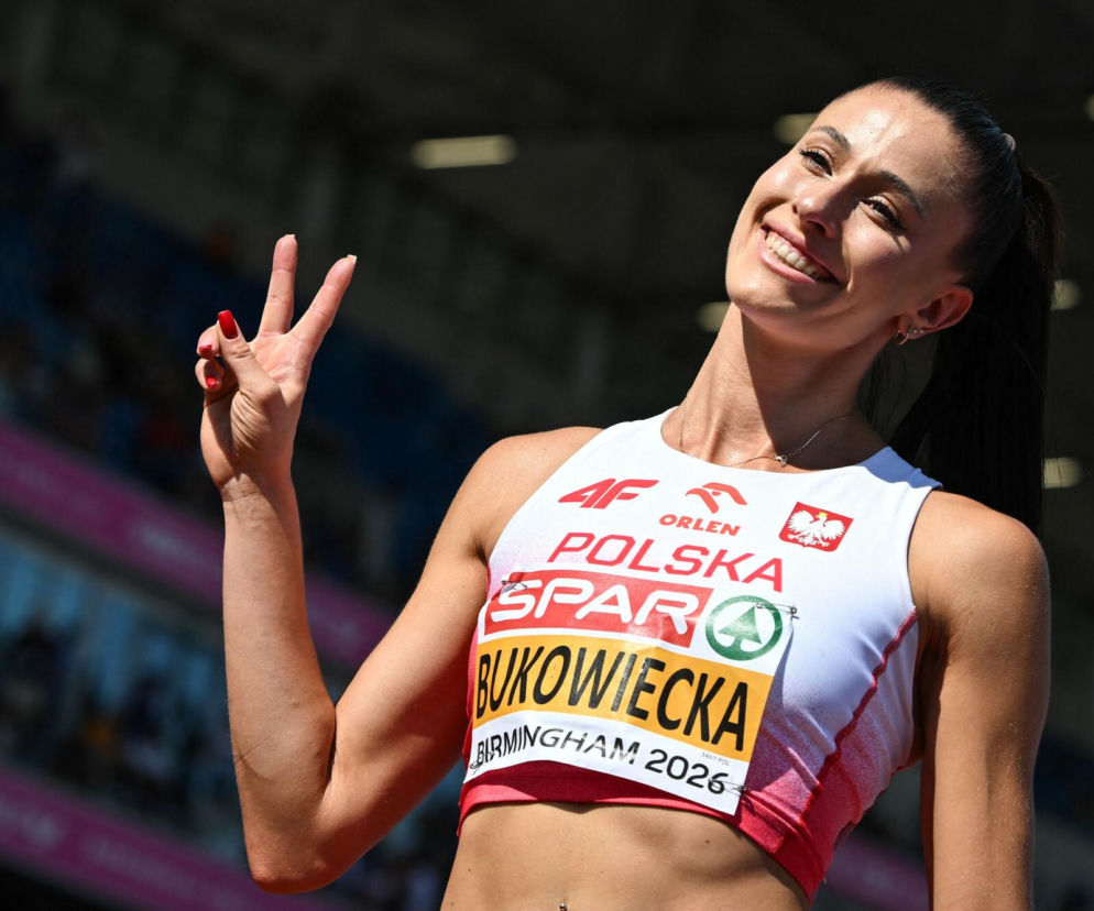 Uśmiechnięta biegaczka Natalia Bukowiecka pokazuje palcami znak zwycięstwa. O jej sukcesie przeczytasz na SE Supersport.