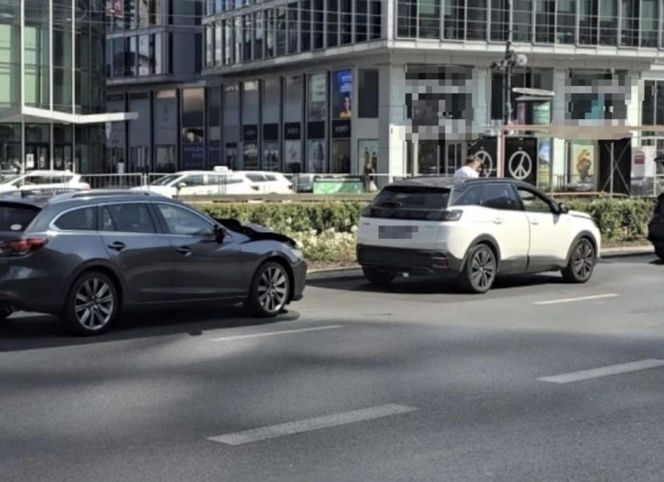 Auto TV Republika przewróciło się w centrum Warszawy. W środku był poseł PiS i znany dziennikarz