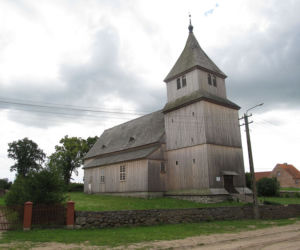 Zabytkowy drewniany kościół w Ostrymkole (powiat ełcki)
