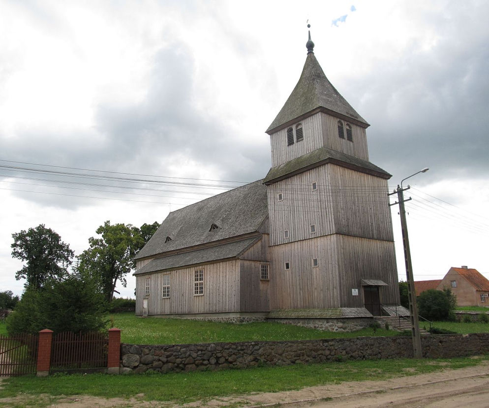 Zabytkowy drewniany kościół w Ostrymkole (powiat ełcki)