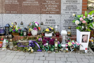Rok temu zmarł syn Lecha Wałęsy - tak wygląda jego grób