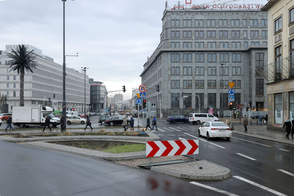 Rozgrzebane i źle oznakowane rondo de Gaulle'a. Drogowcy zapomnieli o swojej inwestycji?