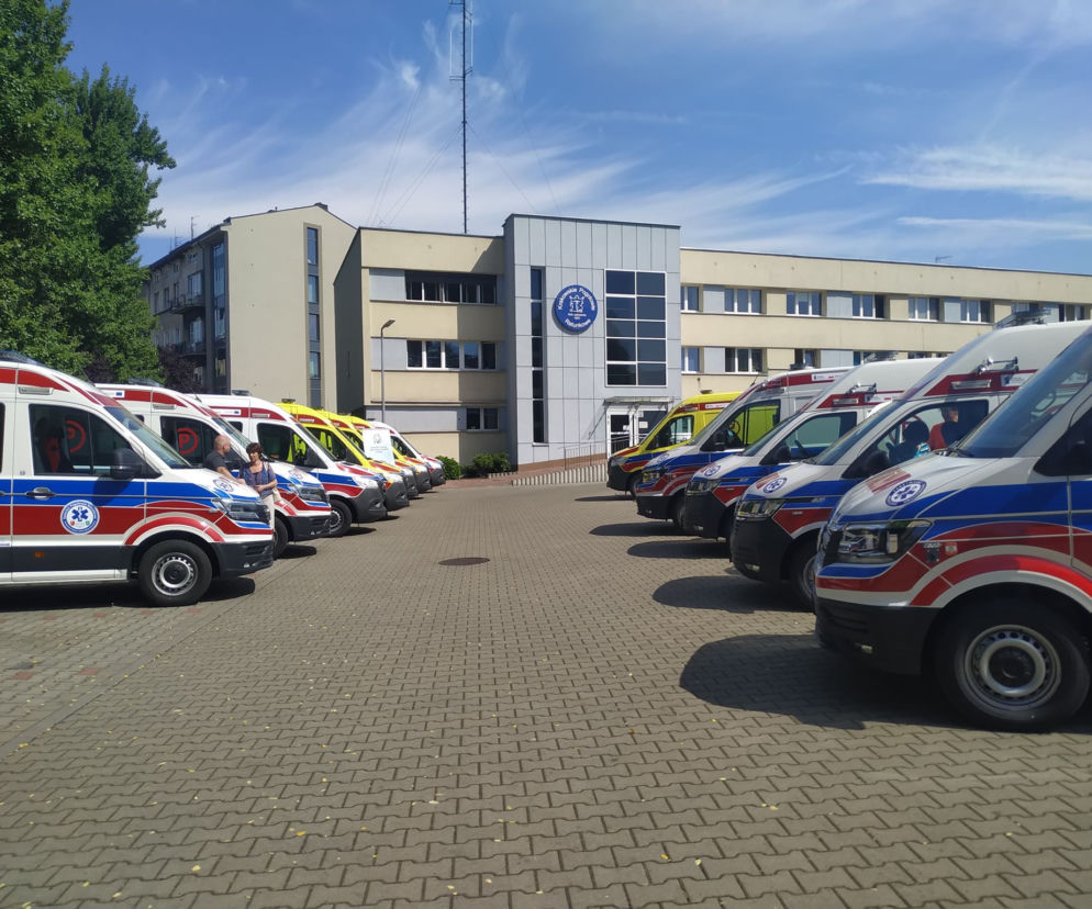 Nowe karetki dla Małopolski. 16 pojazdów przekazanych do szpitali powiatowych